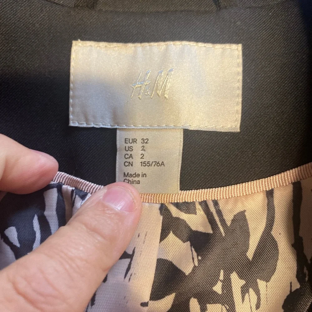 H&M Black Women's Blazer with Patterned Lining - Picture 3 of 3